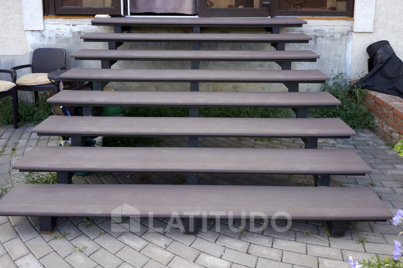 Простая металлическая лестница со ступенями из ДПК - проекты Латитудо