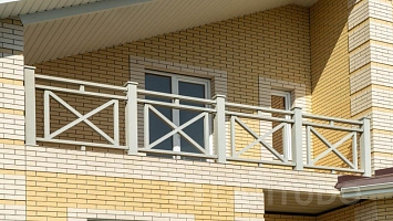 Светлые ограждения ДПК для балкона коттеджа
