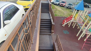 Уличная лестница в современном жилкомплексе